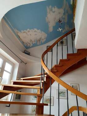 DG Aufgang unter Wolkenhimmel. - 