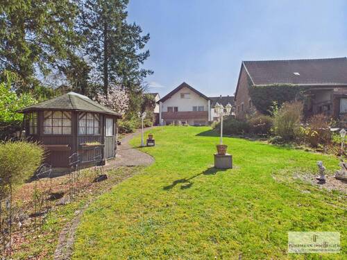 Parkähnlicher Gartenbereich - 8 Zimmer Mehrfamilienhaus, Wohnhaus zum Kaufen in Mackenbach