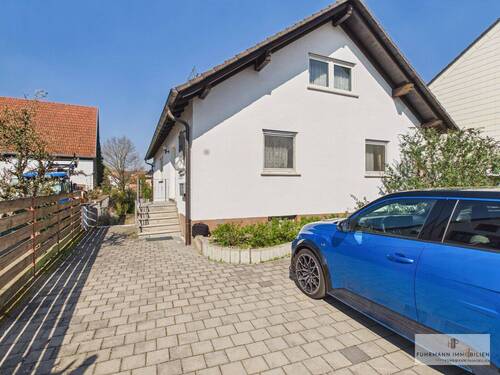Hofbereich mit Garagenzufahrt - 