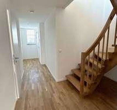 Treppe Eingangsbereich - 3 Zimmer Etagenwohnung zur Miete in München