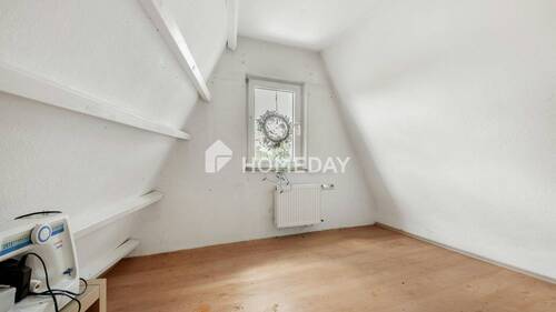 1. OG Schlafzimmer 1 - 