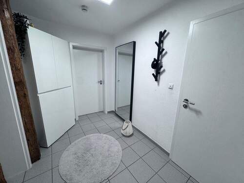 Moderner Flur mit Spiegel - 3 Zimmer Etagenwohnung in Bamberg