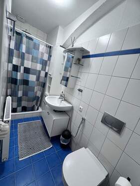 Modernes Bad mit Duschvorhang - Etagenwohnung mit 61,00 m&sup2; in Bamberg zur Miete