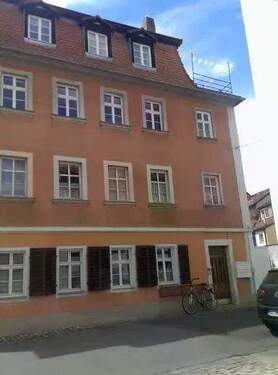 Rotes Wohnhaus außen - 