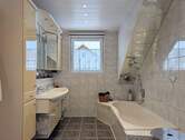 DG Badezimmer mit Badewanne - 
