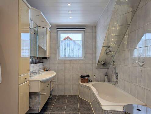 DG Badezimmer mit Badewanne - 