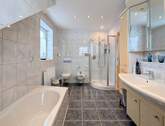 DG Badezimmer mit Bidet und Duschkabine - 
