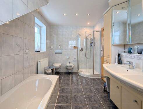 DG Badezimmer mit Bidet und Duschkabine - 