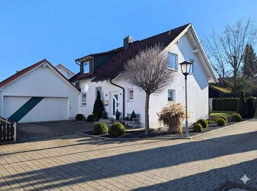 Einfahrtbereich, Doppelgarage mit elektrischem Tor und Starkstromanschluss, Fahrzeuge im Bereich wurden mit KI entfernt - Einfamilienhaus mit 125,00 m&sup2; in Oberkirchberg zum Kaufen