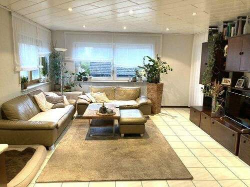 Wohnzimmer - Traumhafte 4-Zimmer-Wohnung in idyllischer kleiner Wohneinheit mit Balkon und Gartennutzung