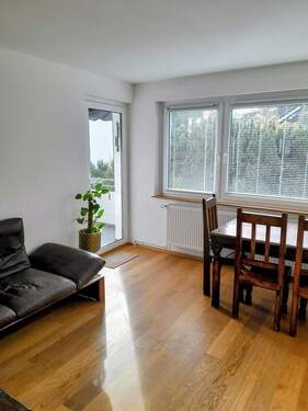 WZ - Stilvolle, modernisierte 3-Zimmer-Wohnung mit geh. Innenausstattung , Loggia, EBK, Stellplatz