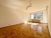 WOHNEN - ** RESERVIERT ** BAD HOMBURG: Charmante 3 Zimmerwohnung mit Loggia in begehrter zentraler Wohnlage