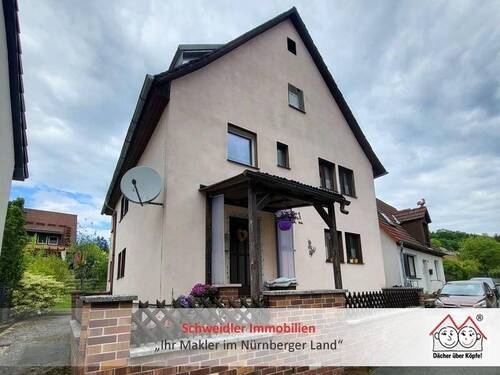 Hausansicht - Preiswertes Zweifamilienhaus in SimmelsdorfHüttenbach mit Garten und Nebengebäuden