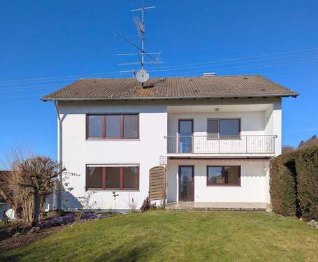 Hausansicht mit Garten - 