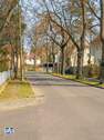 Ruhige Wohnstraße mit Bäumen - 