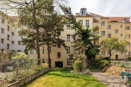 Hofansicht - Mehrfamilienhaus, Wohnhaus zum Kaufen in Berlin