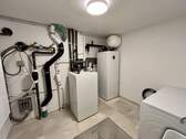 Hausanschlußraum mit Waschmaschine und Trockner - 