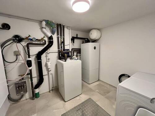 Hausanschlußraum mit Waschmaschine und Trockner - 