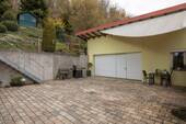 Hof mit großer Doppelgarage - 