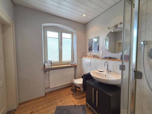 Bad mit Dusche u. WC OG - 