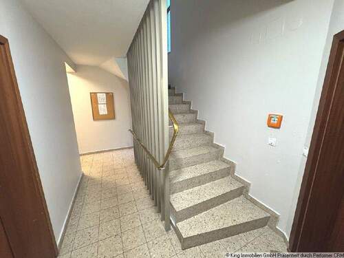 Treppenhaus - 2 Zimmer Etagenwohnung in Hamburg