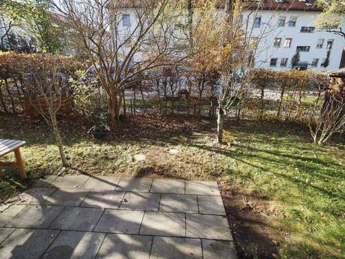 Blick Terrasse u. Garten - 1 Zimmer Etagenwohnung in Poing