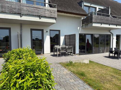 Hausansicht Terrasse - Traumhafte Ferienwohnung mit Wasserblick und moderner Ausstattung in Wreechen auf Rügen