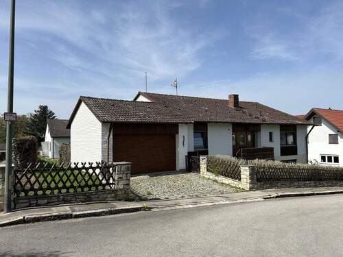 Hausansicht - Schöner Bungalow in ruhiger Lage mit großen Grundstück