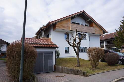Ostansicht - helle 2- Zimmer DG Wohnung mit Südostbalkon, energetisch saniert, Bergblick, E-Ladestation