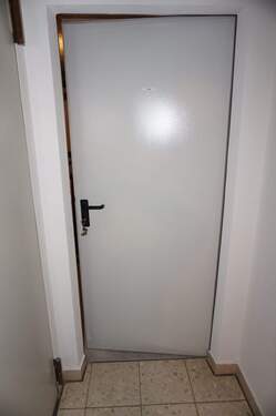 Kellertür geschlossen - 