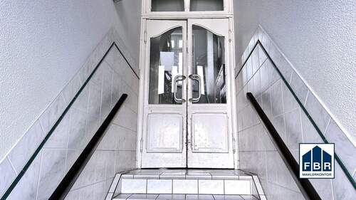 Zugang Treppenhaus - Etagenwohnung mit 90,10 m&sup2; in Schwerin zur Miete