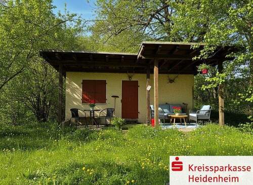 Gartenlaube - Großzügiger Garten mit massiver Hütte