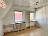 OG_Zimmer_weiß.vertäfelt_mit_Regalen - 