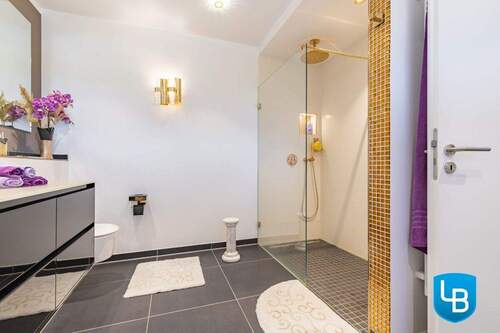 Mit ebenerdiger Dusche - 