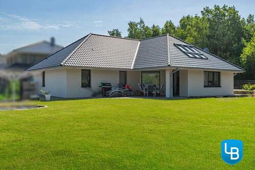 Mit großzügigem Grundstück - Neuwertig, elegant und energieeffizient - ein Haus, das Zukunft baut.