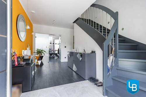 Flur mit Treppenaufgang - 5 Zimmer Einfamilienhaus in Trappenkamp