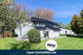 hintere Hausansicht - Ein Katzensprung zur Weißen Wiek: Maisonette mit Garten und Einbauküche - provisionsfrei