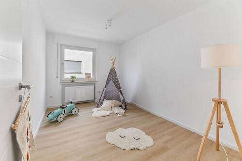 Kinderzimmer/ Büro - 