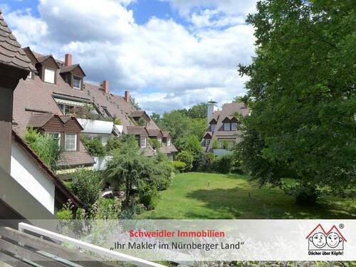 Blick vom Balkon - Einfach Zuhause! Möbliertes 1,5-Zimmer-Apartment mit Loggia in Behringersdorf