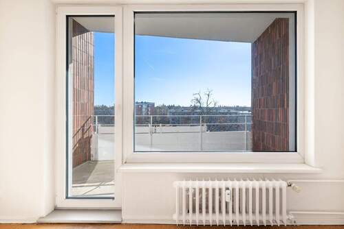 Wohnzimmer mit Balkonzugang - 2 Zimmer Etagenwohnung zum Kaufen in Berlin