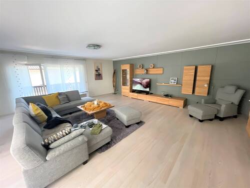 Wohnzimmer - Friedberg: Gehobenes Einfamilienhaus mit ELW und Gewerbehalle zu verkaufen