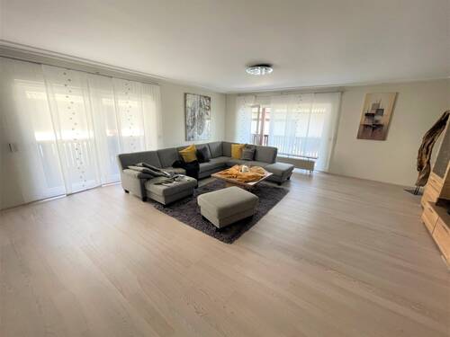 Wohnzimmer - 9 Zimmer Mehrfamilienhaus, Wohnhaus zum Kaufen in Friedberg