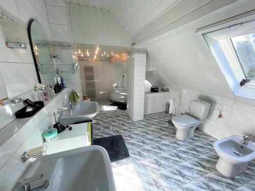 Badezimmer - Mehrfamilienhaus, Wohnhaus mit 328,00 m&sup2; in Friedberg zum Kaufen