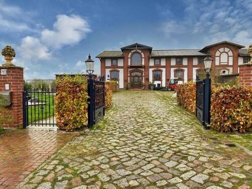 Herrenhaus Frontansicht - 1 Zimmer Mehrfamilienhaus, Wohnhaus in Mölln