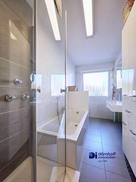 Badezimmer mit Dusche und Wanne EG - 
