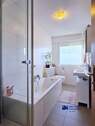 Badezimmer mit Dusche und Wanne 1OG - 