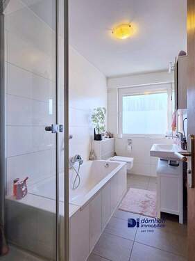 Badezimmer mit Dusche und Wanne 1OG - 