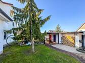 Hausansicht mit Garten - 