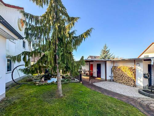 Hausansicht mit Garten - 