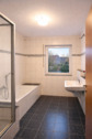 Familienbad mit Wanne und Dusche - 